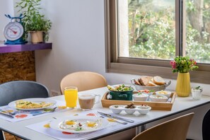 Daily buffet breakfast (ILS 40 per person)