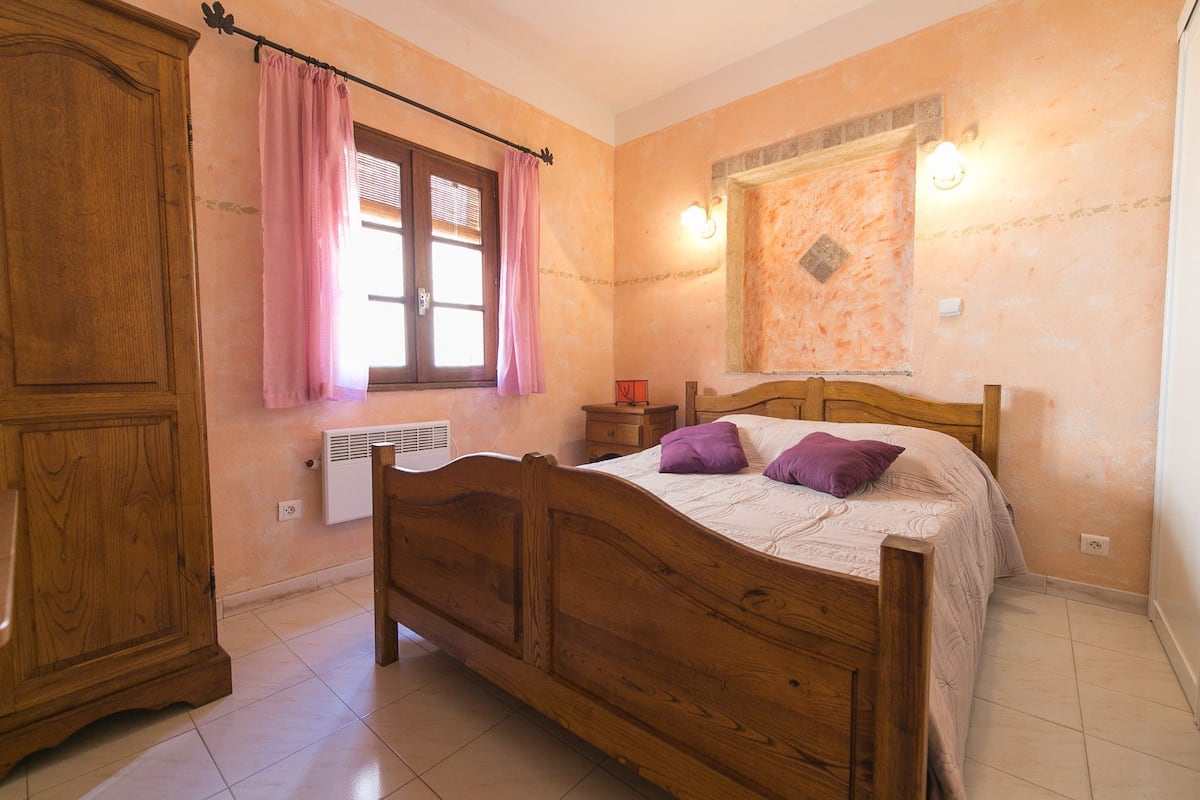 1 bedroom, free cots/infant beds, bed sheets