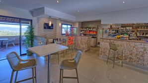 Lunch served  - Le Relais de Saleccia (Santo-Pietro-di-Tenda)