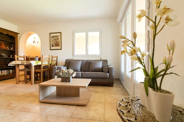 Lits bébé (gratuits), draps fournis