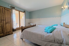 Lits bébé (gratuits), draps fournis