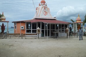 供應早餐、午餐和晚餐，露天餐廳