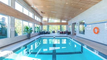 Indoor pool, sun loungers