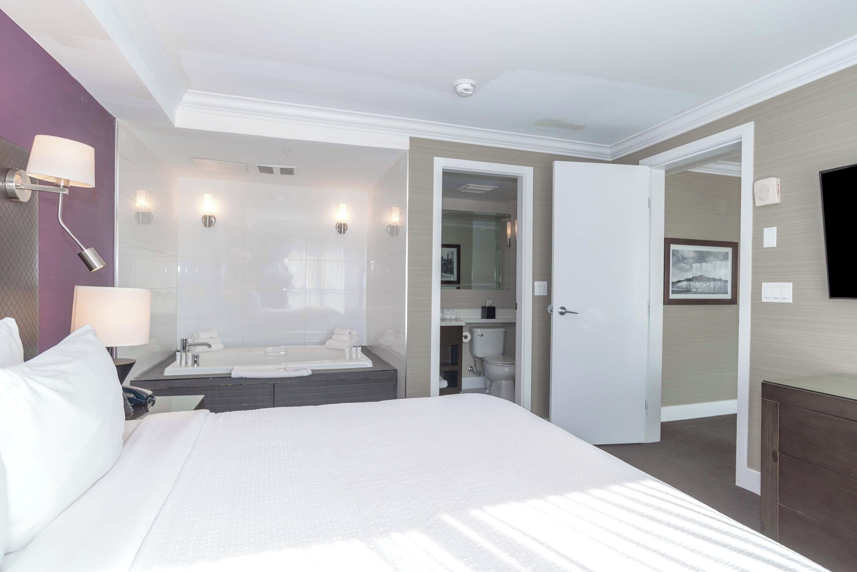 Jacuzzi Suite, 1 King Bed, City View