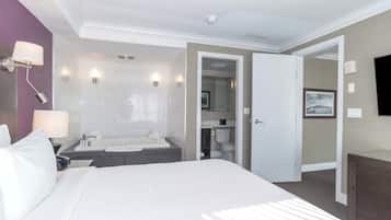 Jacuzzi Suite, 1 King Bed, City View