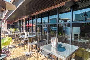 2 間餐廳；供應早餐、午餐、晚餐；美國菜