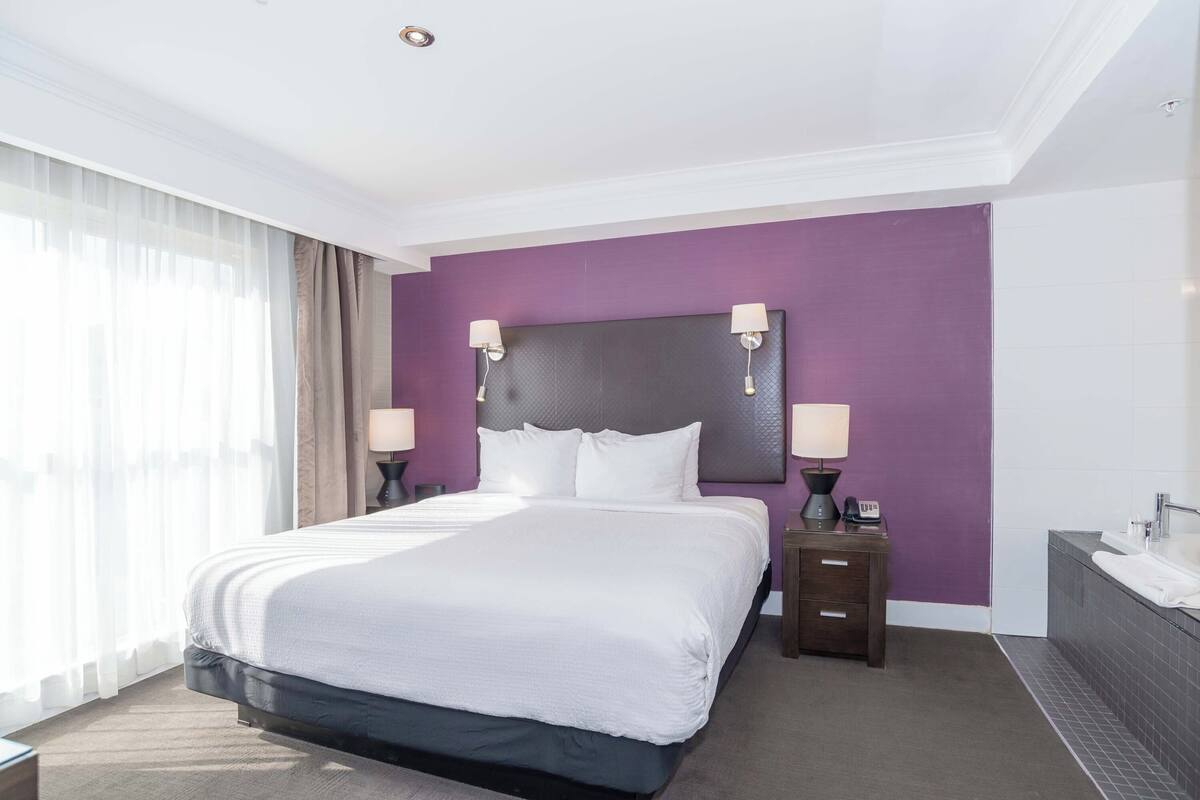 Jacuzzi Suite, 1 King Bed, City View | 高級寝具、ピロートップベッド、セーフティボックス (室内)、デスク
