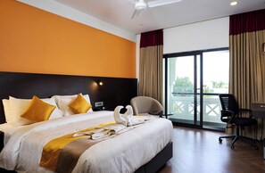 SUPERIOR ROOM / Annex Building (Balcony View) | Peralatan tempat tidur premium, peti besi dalam bilik, meja 