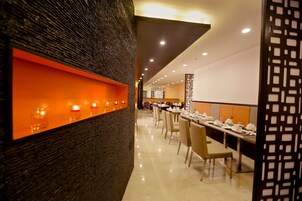 朝食、ランチ、ディナーに営業 (多国籍料理)