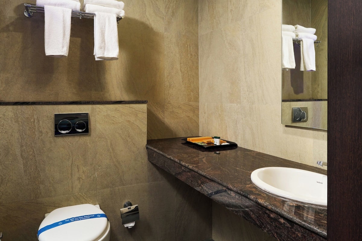 superior room / annex building (balcony view) | bathroom | shower, free toiletries, hair dryer, towels