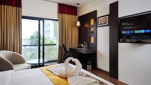 SUPERIOR ROOM / Annex Building (Balcony View) | أغطية فراش متميزة وخزنة داخل الغرفة ومكتب ومساحة عمل للكمبيوتر المحمول