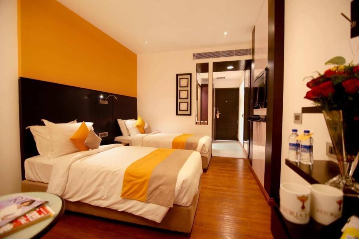 Ropa de cama de alta calidad y caja de seguridad en la habitación