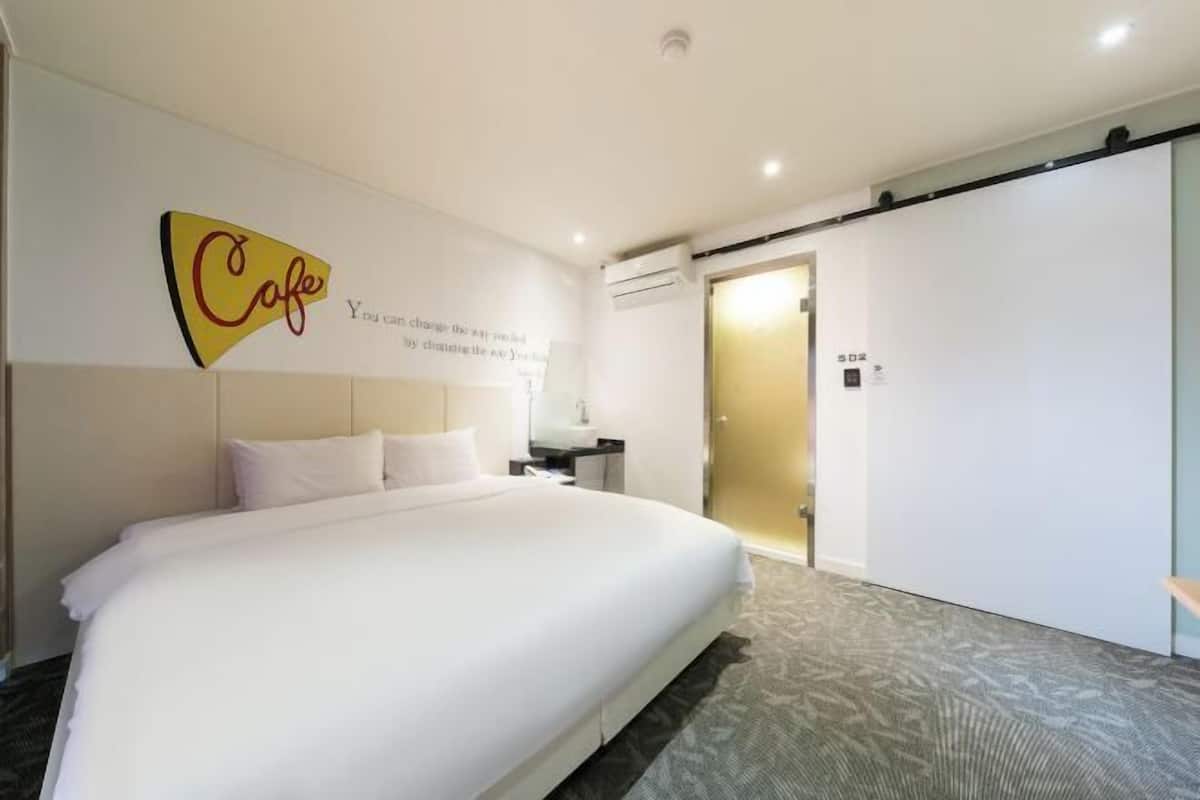 Bộ đồ giường cao cấp, chăn bông, minibar với thức uống miễn phí