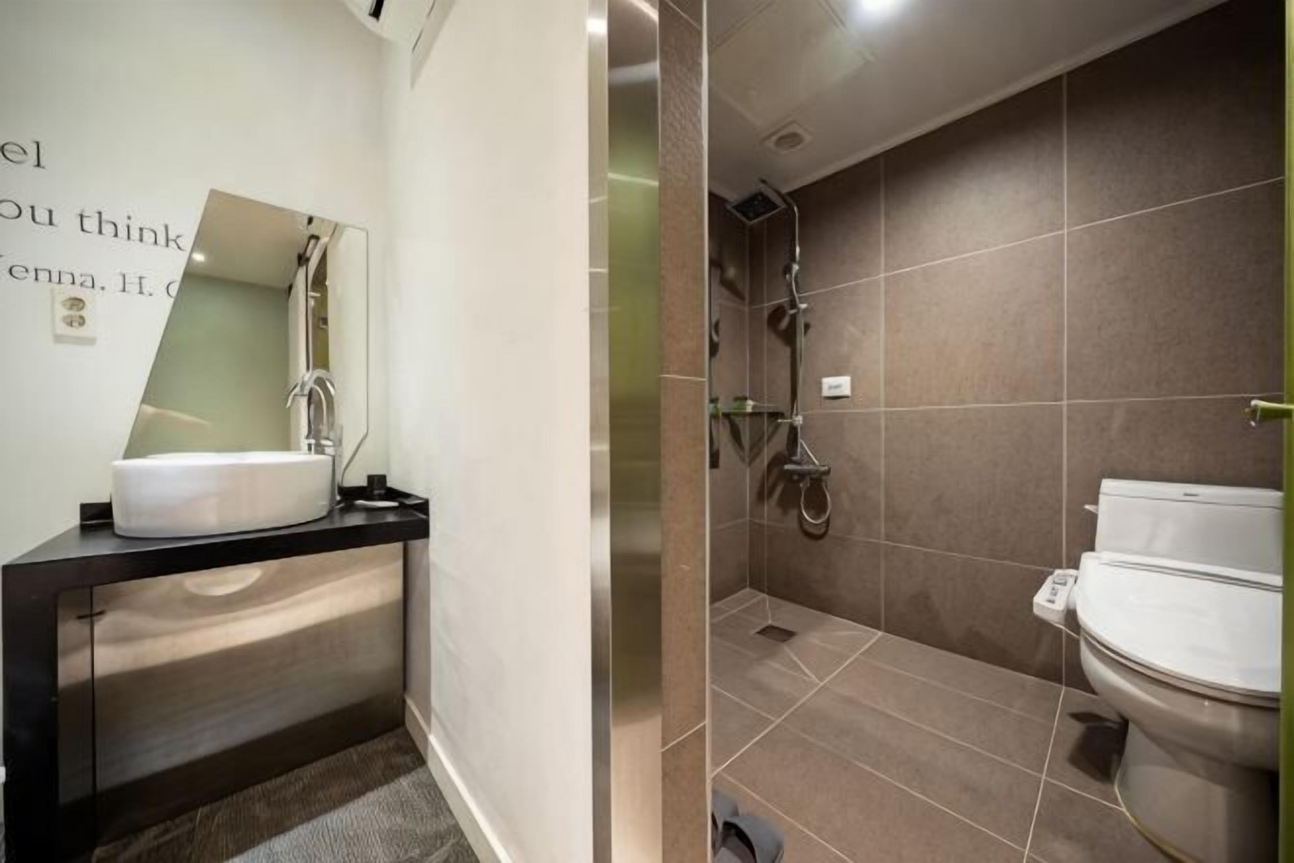 Baño | Ducha, artículos de higiene personal gratuitos, secador de pelo y bidé