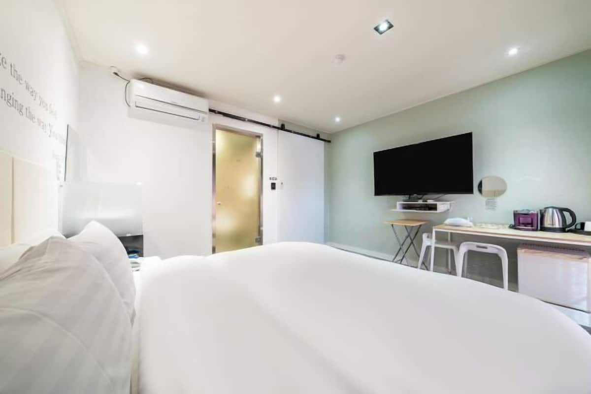Bộ đồ giường cao cấp, chăn bông, minibar với thức uống miễn phí