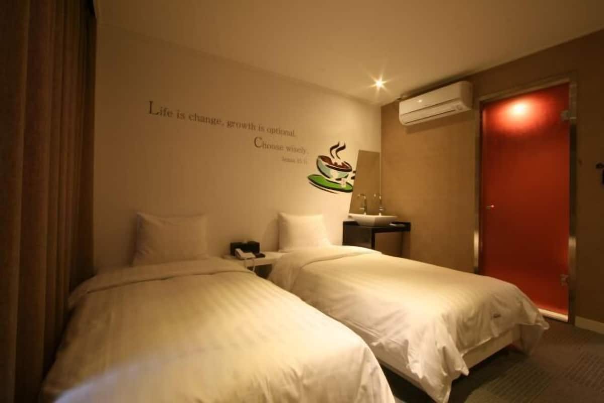 Bộ đồ giường cao cấp, chăn bông, minibar với thức uống miễn phí