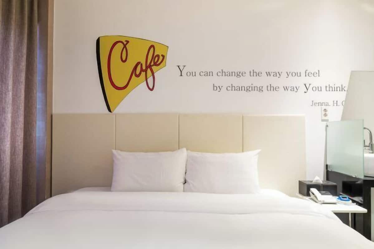 Bộ đồ giường cao cấp, chăn bông, minibar với thức uống miễn phí