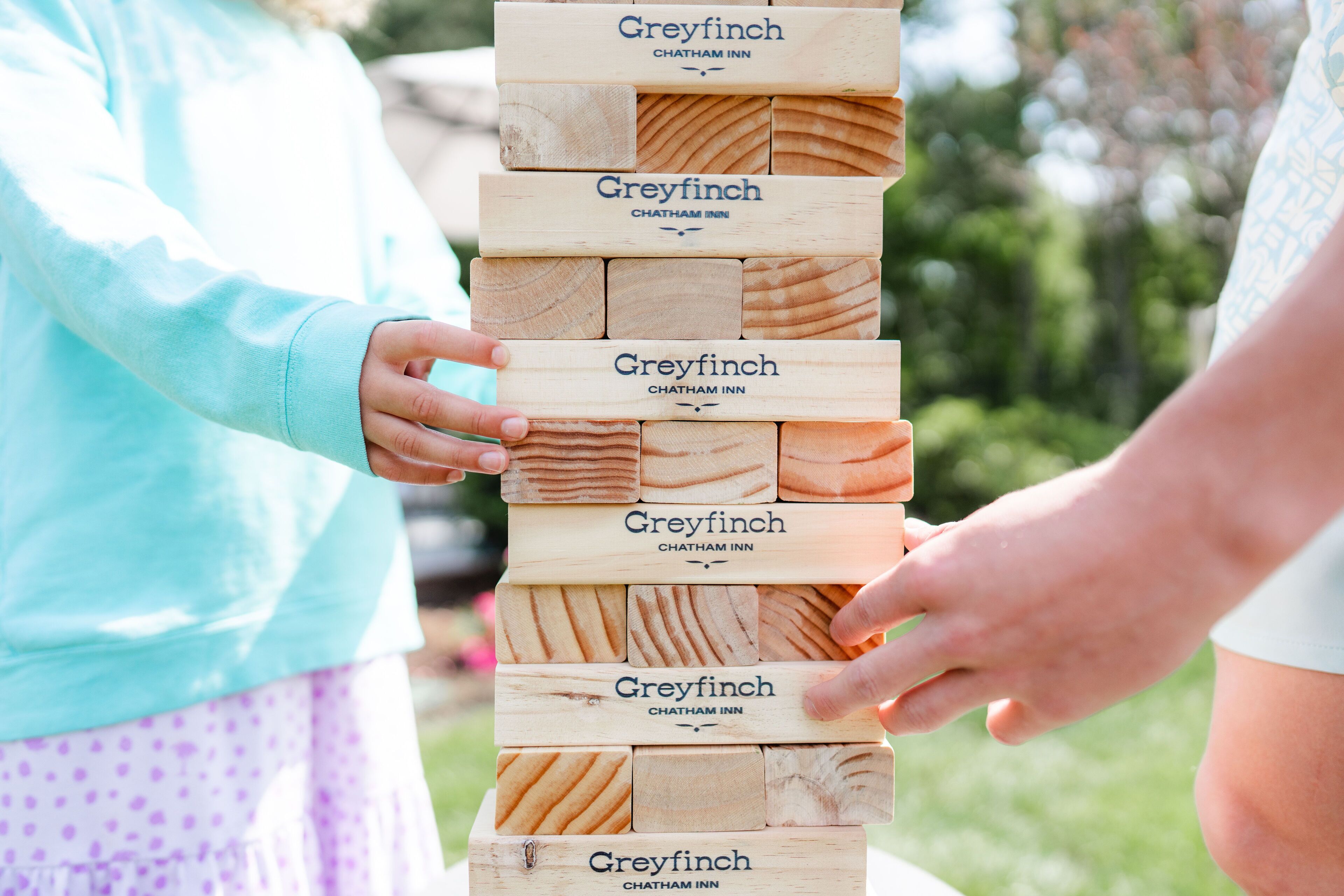 Una pila de bloques de madera con la marca Greyfinch.