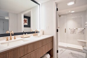 Shower, designer toiletries, hair dryer, bathrobes - Greyfinch Chatham Inn (Chatham)