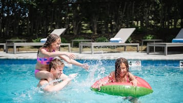 Piscina externa sazonal, espreguiçadeiras
