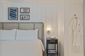 Premium bedding, pillowtop beds, in-room safe, soundproofing - Greyfinch Chatham Inn (Chatham)