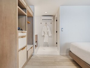 Premium bedding, pillowtop beds, in-room safe, soundproofing - Greyfinch Chatham Inn (Chatham)