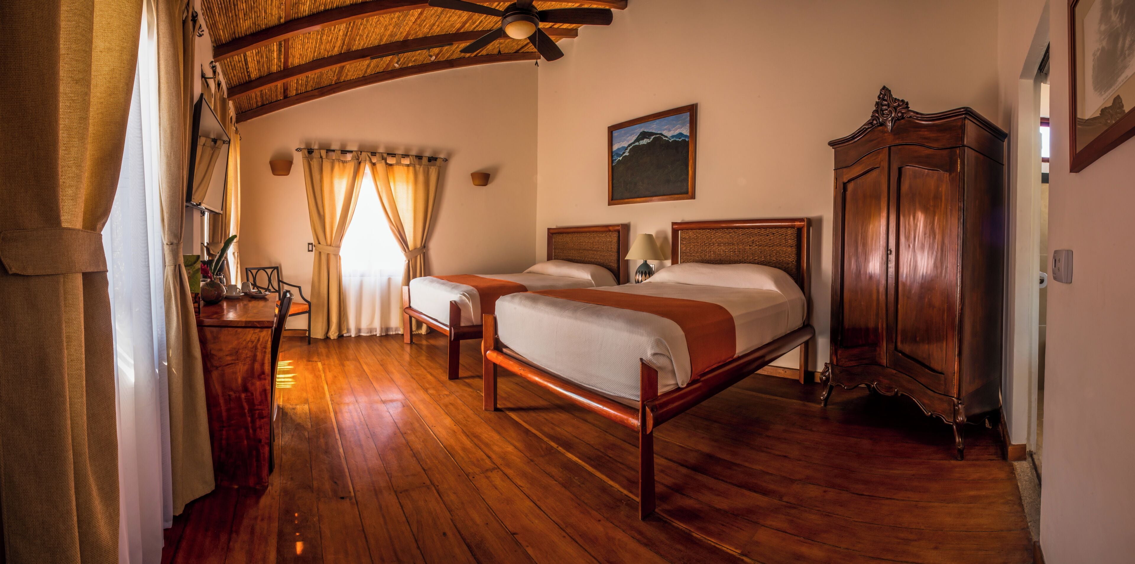 Caixa forta a l'habitació i escriptori 