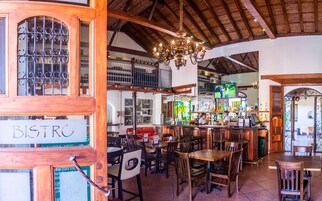 International cuisine, alfresco dining 