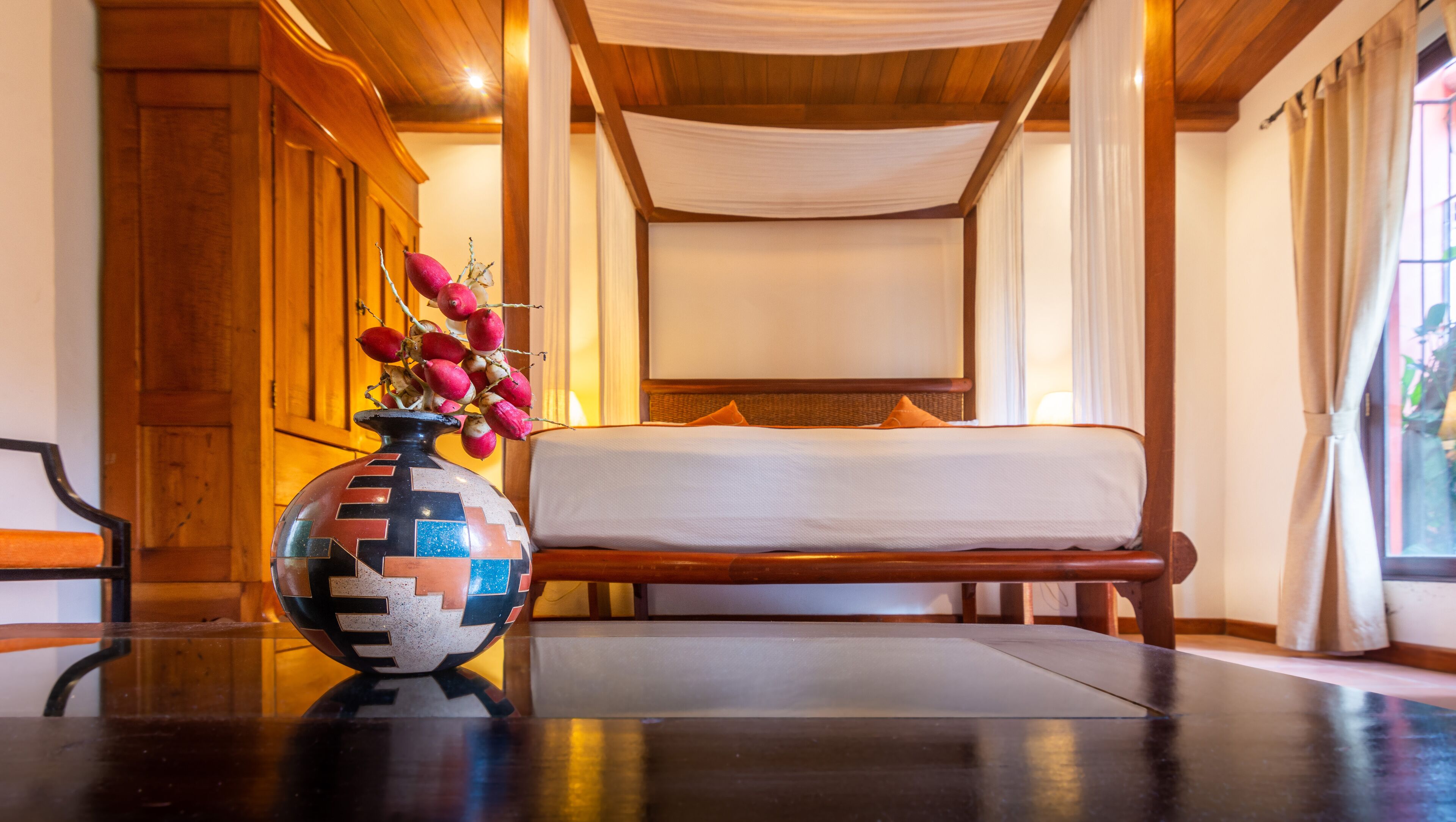 Tallelokero huoneessa, työpöytä