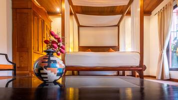 Tallelokero huoneessa, työpöytä