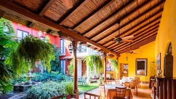 Cocina internacional con mesas al aire libre