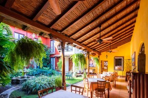 Cocina internacional, restaurante con mesas al aire libre 