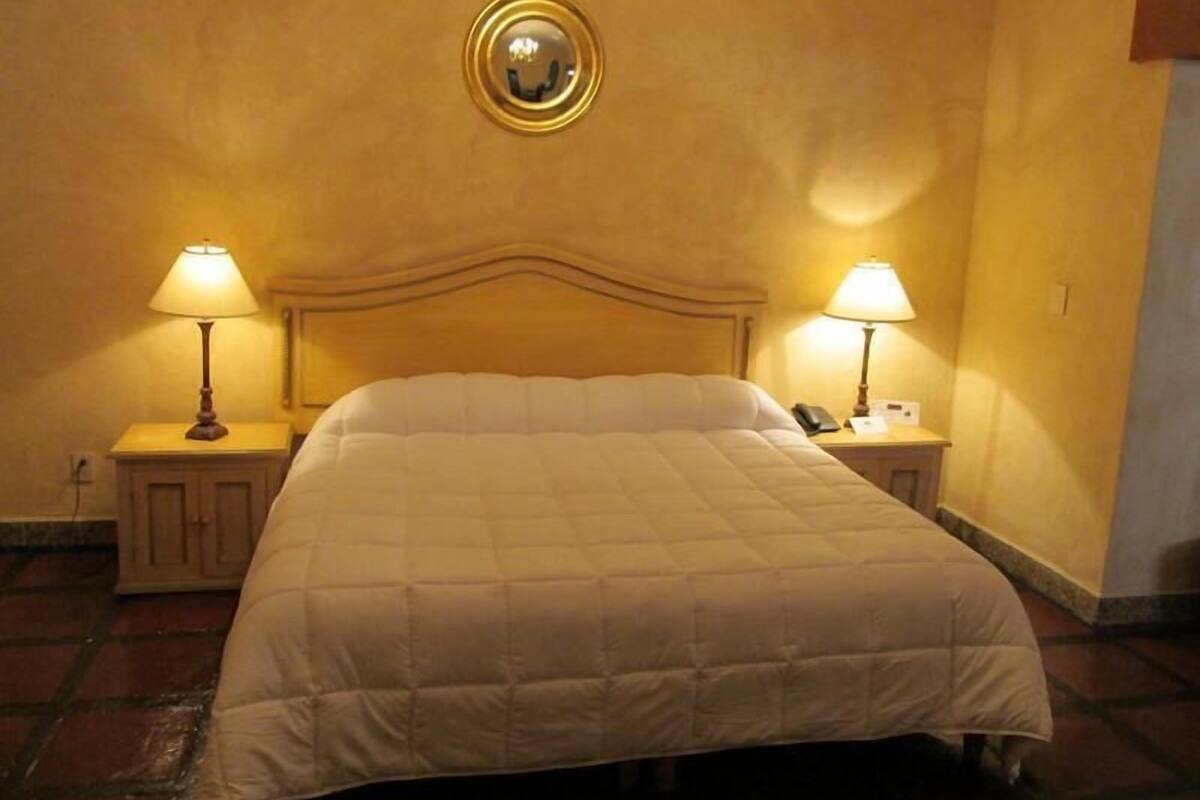 Premium bedding, in-room safe, iron/ironing board, free WiFi