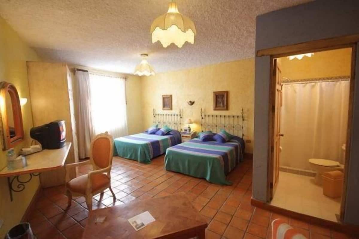 Ropa de cama de alta calidad y caja de seguridad en la habitación
