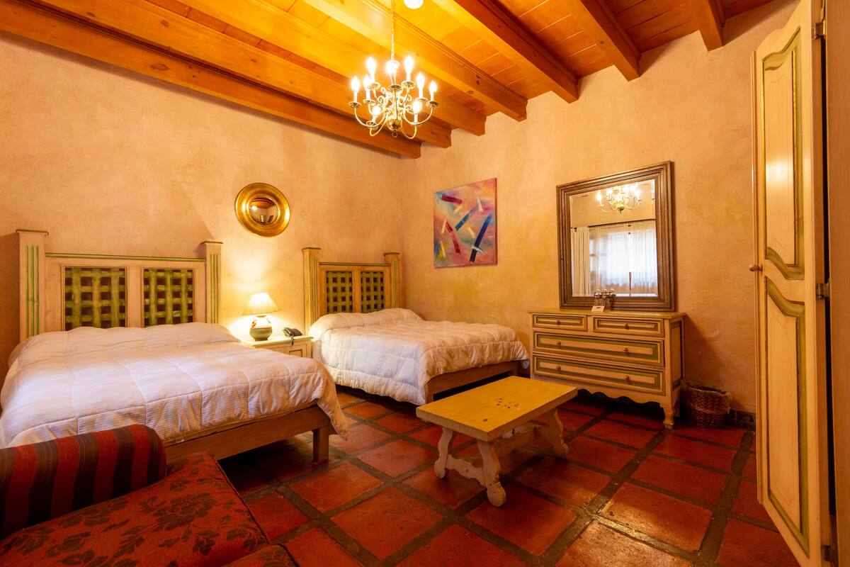 Quarto casal standard | Roupas de cama premium, cofres nos quartos
