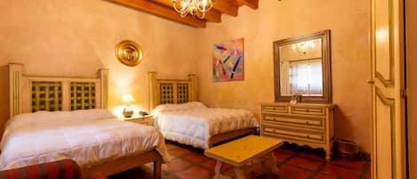 Quarto casal standard | Roupas de cama premium, cofres nos quartos