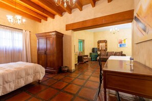 Premium bedding, in-room safe, iron/ironing board, free WiFi - Hotel Casa Mágica (Guanajuato)