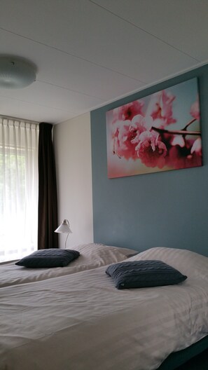 Cortinas blackout, tabla de planchar con plancha y cunas