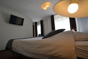 Tweepersoonskamer (shower) | Verduisterende gordijnen, een strijkplank/strijkijzer