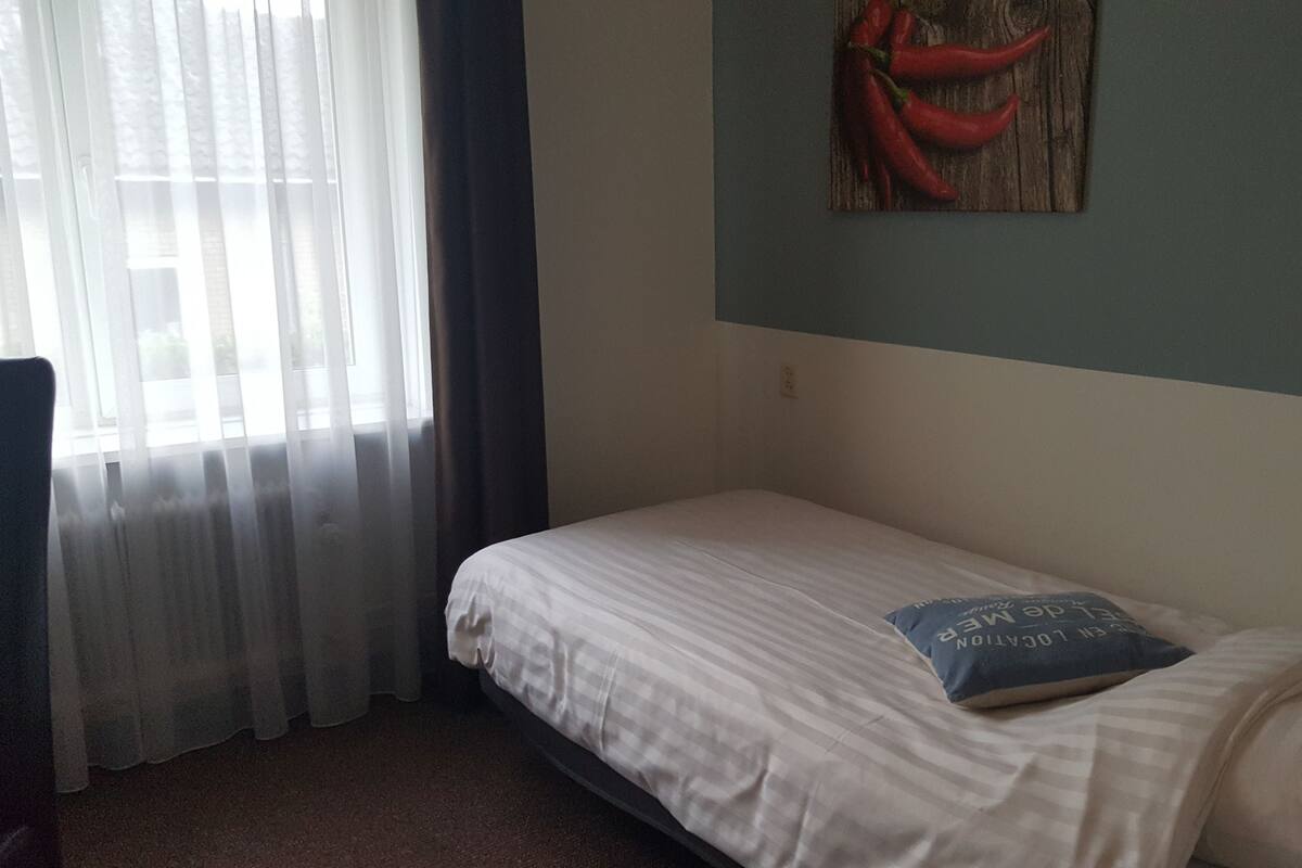 Quarto solteiro | Cortinas blackout, ferros/tábuas de passar roupa, berços (sobretaxa)
