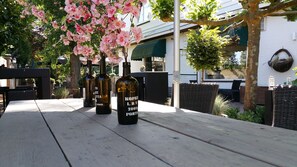 تقديم الغداء والعشاء