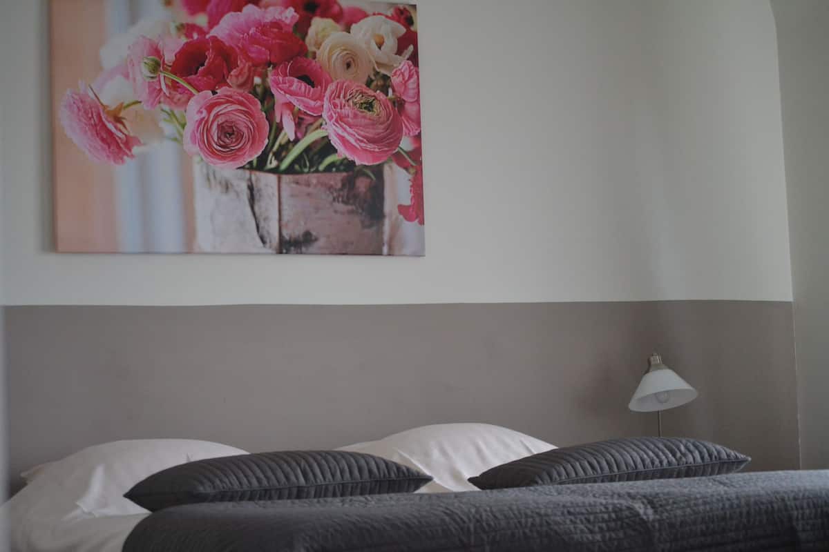 Familiekamer | Verduisterende gordijnen, een strijkplank/strijkijzer, babybedden