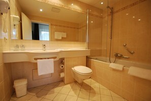 Chambre Double, baignoire | Salle de bain | Articles de toilette gratuits, sèche-cheveux, serviettes fournies