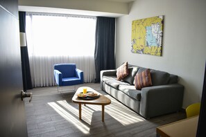 グ  ランド スイート | リビング エリア | 32 インチの薄型テレビ (ケーブル放送視聴可)、テレビ