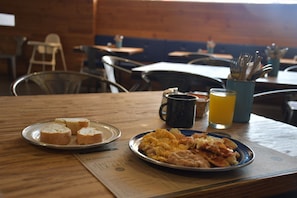 Desayuno buffet todos los días (con cargo)