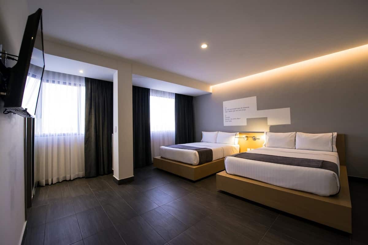 1 habitación, caja de seguridad en la habitación y escritorio
