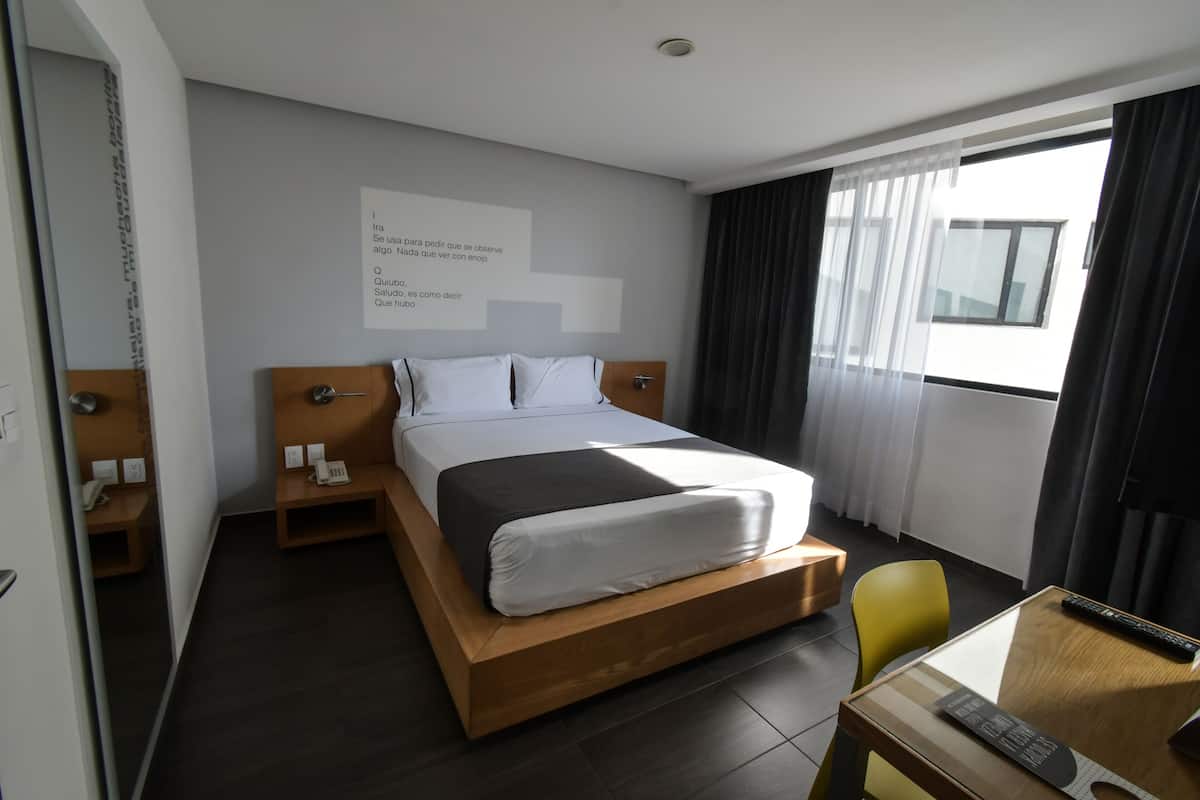 1 habitación, caja de seguridad en la habitación y escritorio