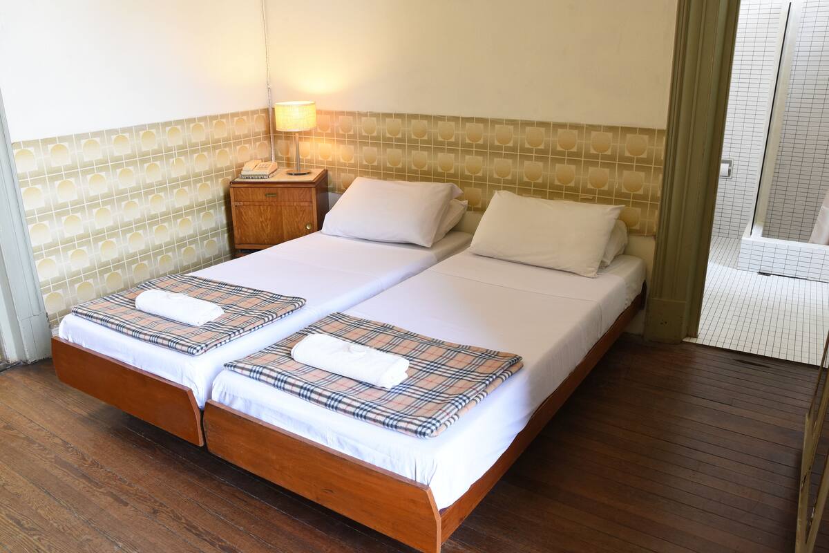 Camas supletorias, wifi gratis, ropa de cama