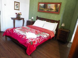 Habitación doble | Camas supletorias, wifi gratis, ropa de cama