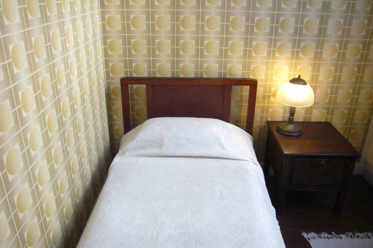 Habitación individual, baño compartido | Camas supletorias, wifi gratis, ropa de cama